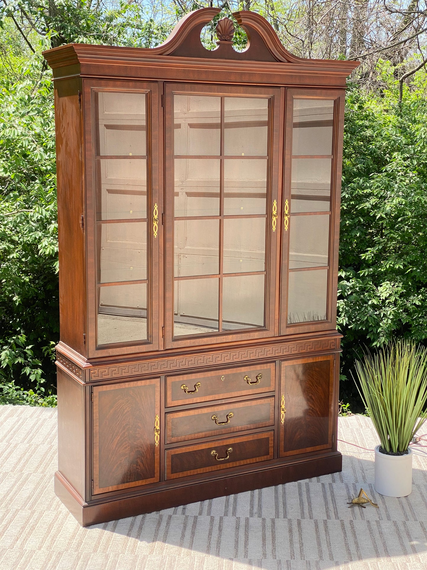 Beautiful Vintage Drexel Chippendale Hutch
