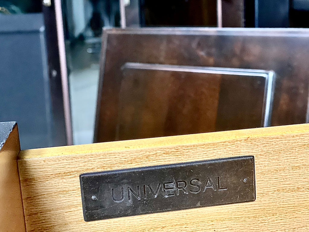 UNIVERSAL FURNITURE Summer Hill Entertainment Console