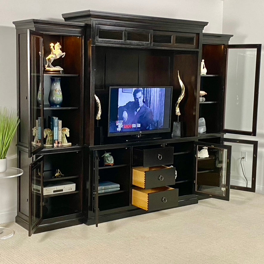 UNIVERSAL FURNITURE Summer Hill Entertainment Console