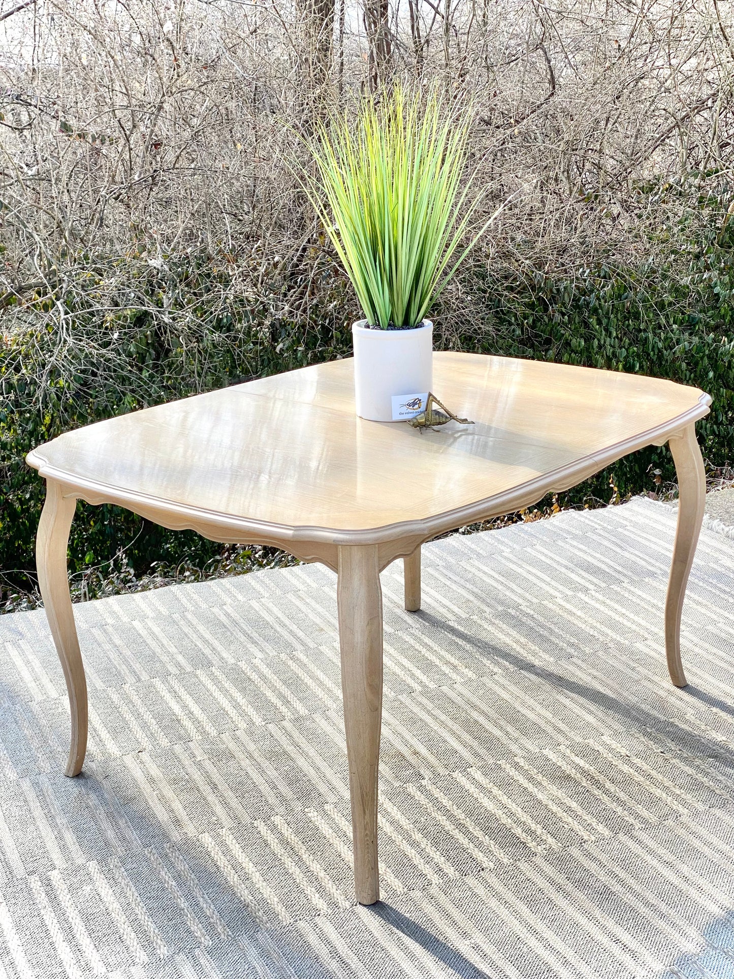 Nice Wooden Dining Table with 2 Leaves