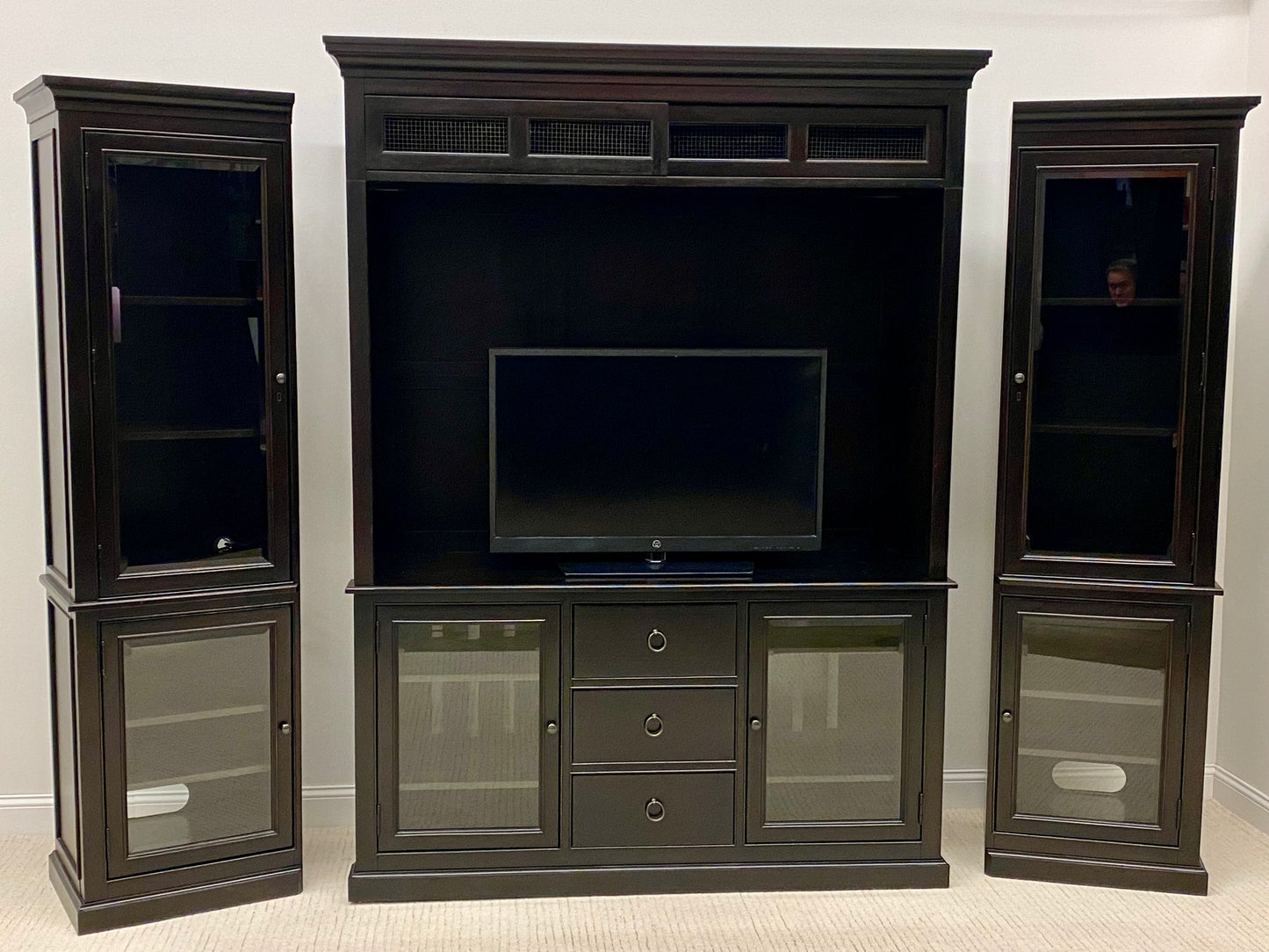 UNIVERSAL FURNITURE Summer Hill Entertainment Console