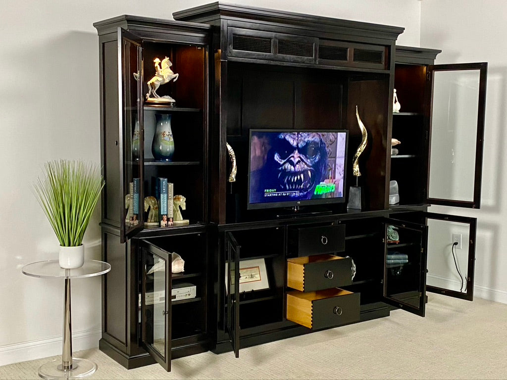 UNIVERSAL FURNITURE Summer Hill Entertainment Console