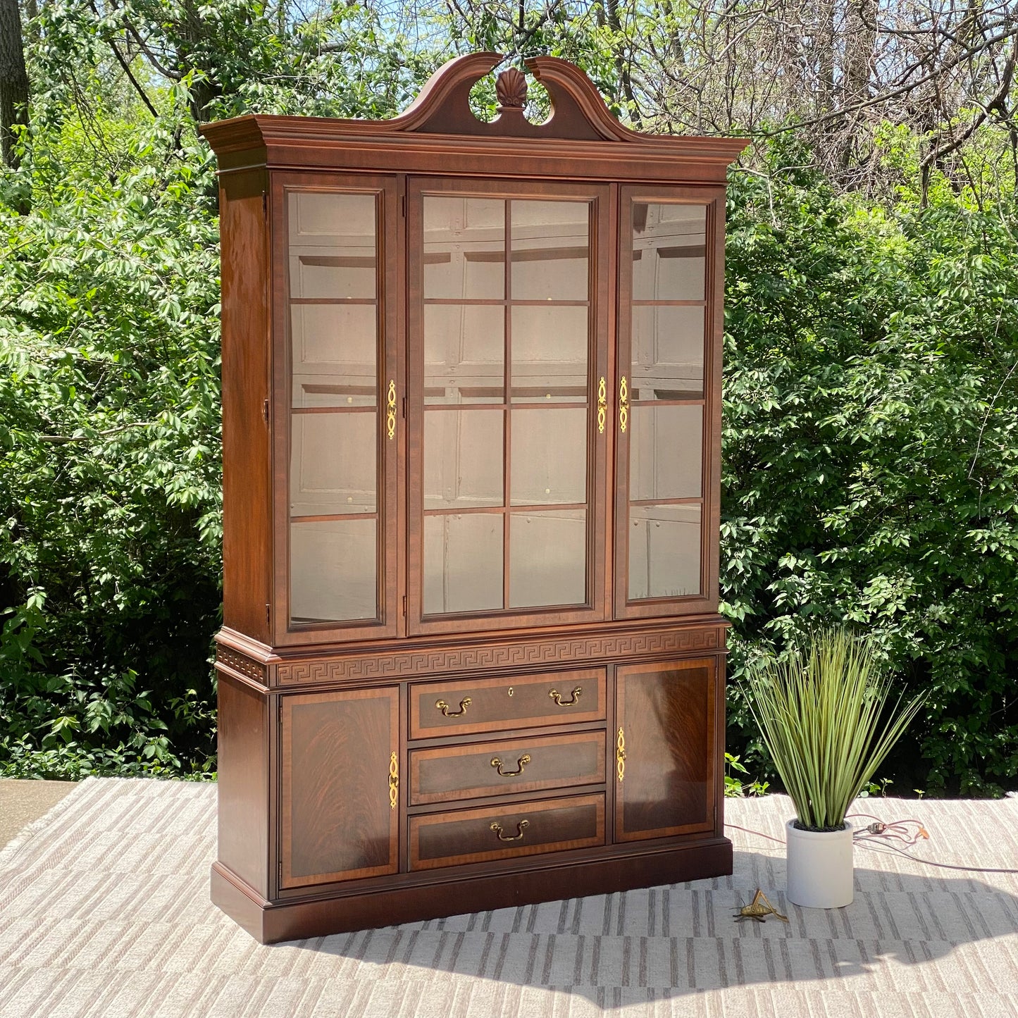 Beautiful Vintage Drexel Chippendale Hutch
