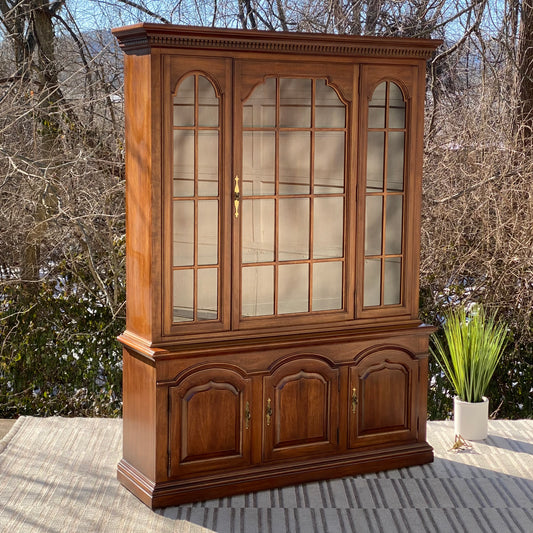 Vintage Thomasville 2 Piece Lighted Hutch