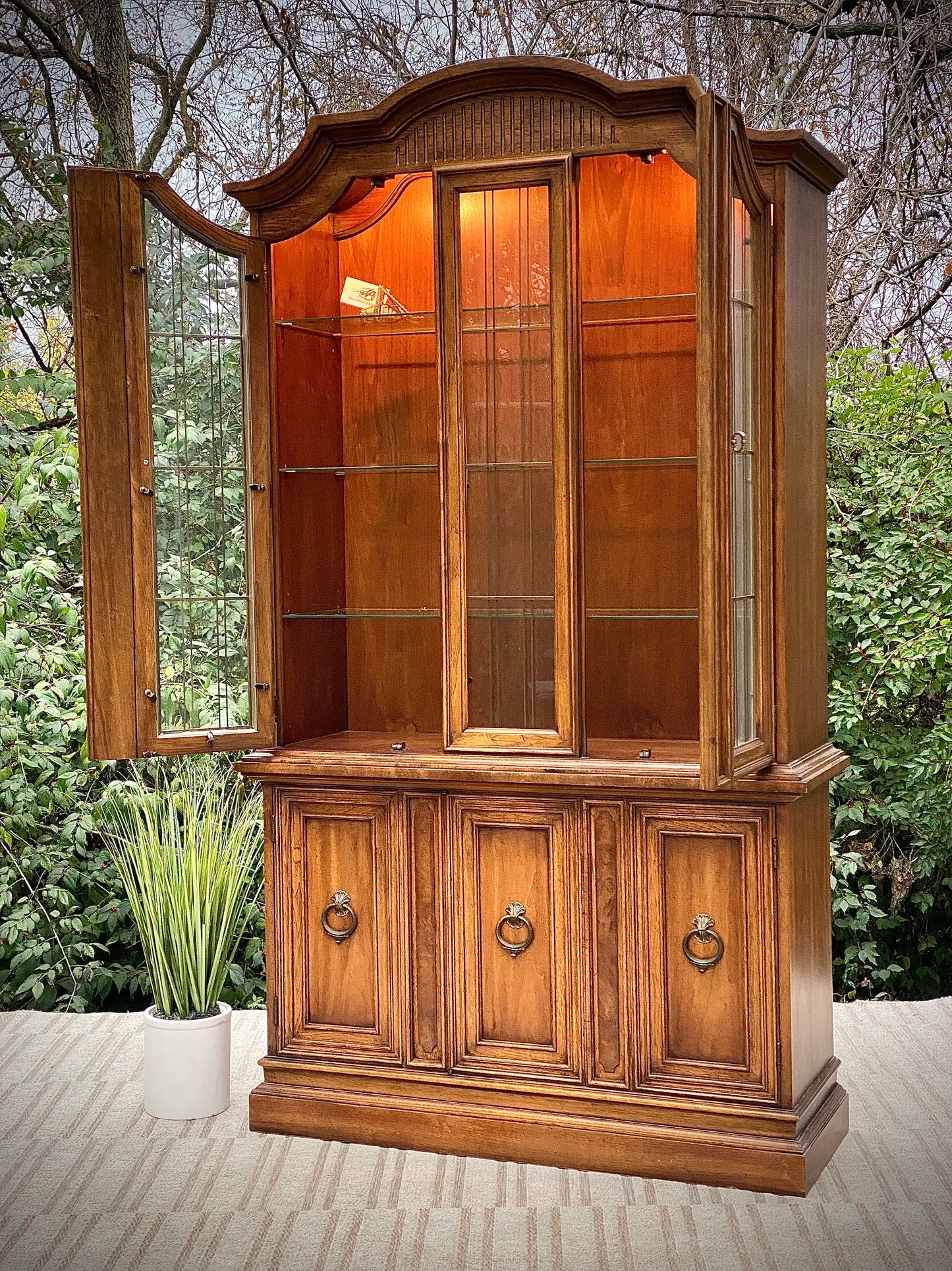 Gorgeous Vintage Wooden Drexel Hutch