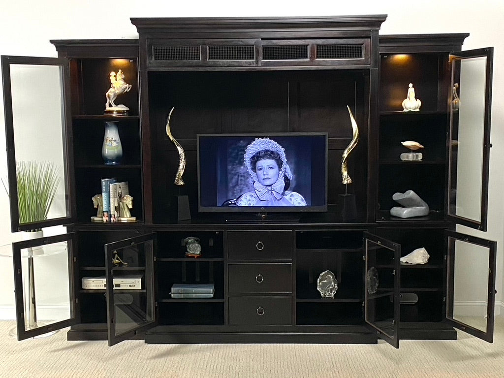 UNIVERSAL FURNITURE Summer Hill Entertainment Console