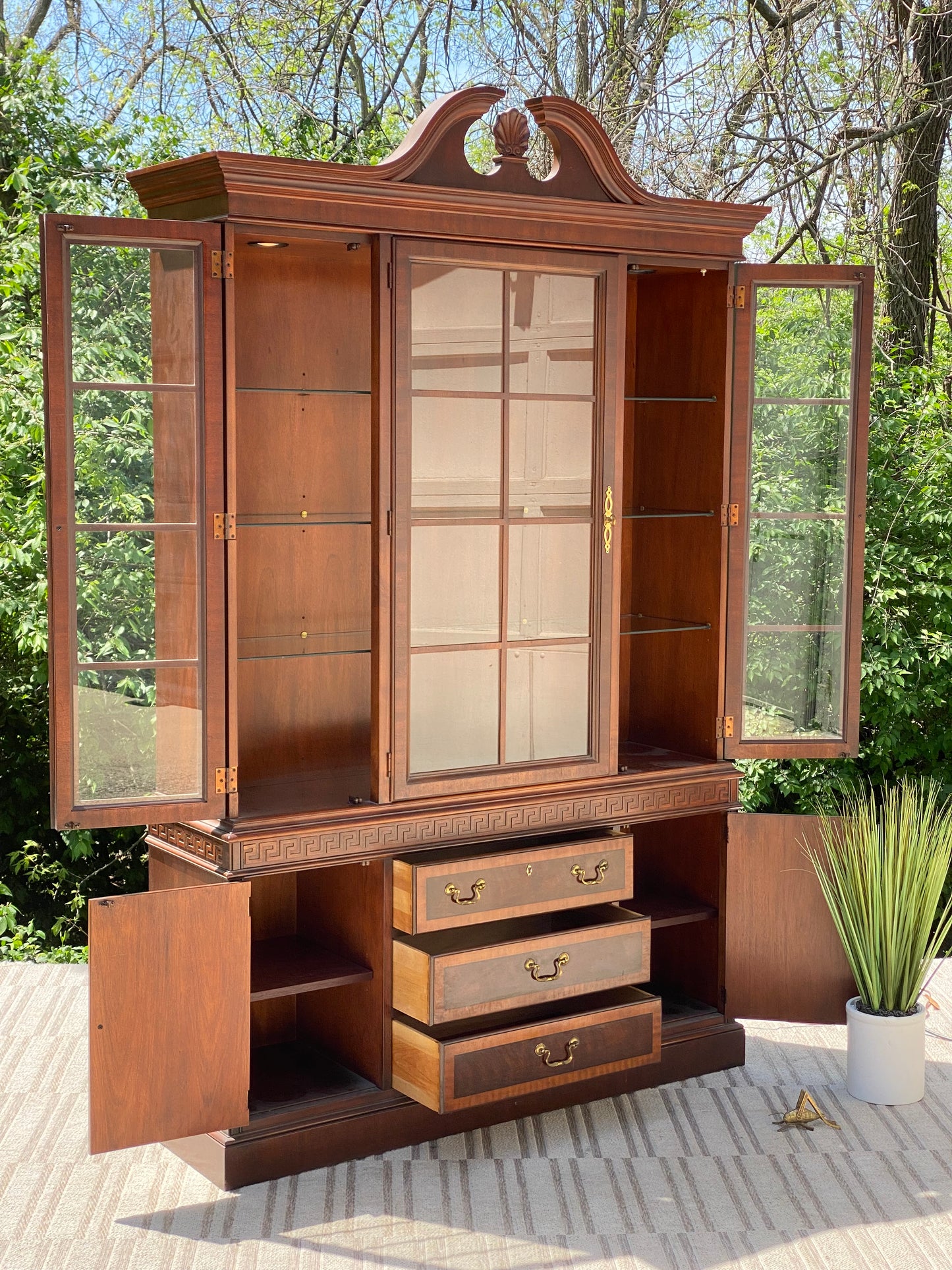 Beautiful Vintage Drexel Chippendale Hutch