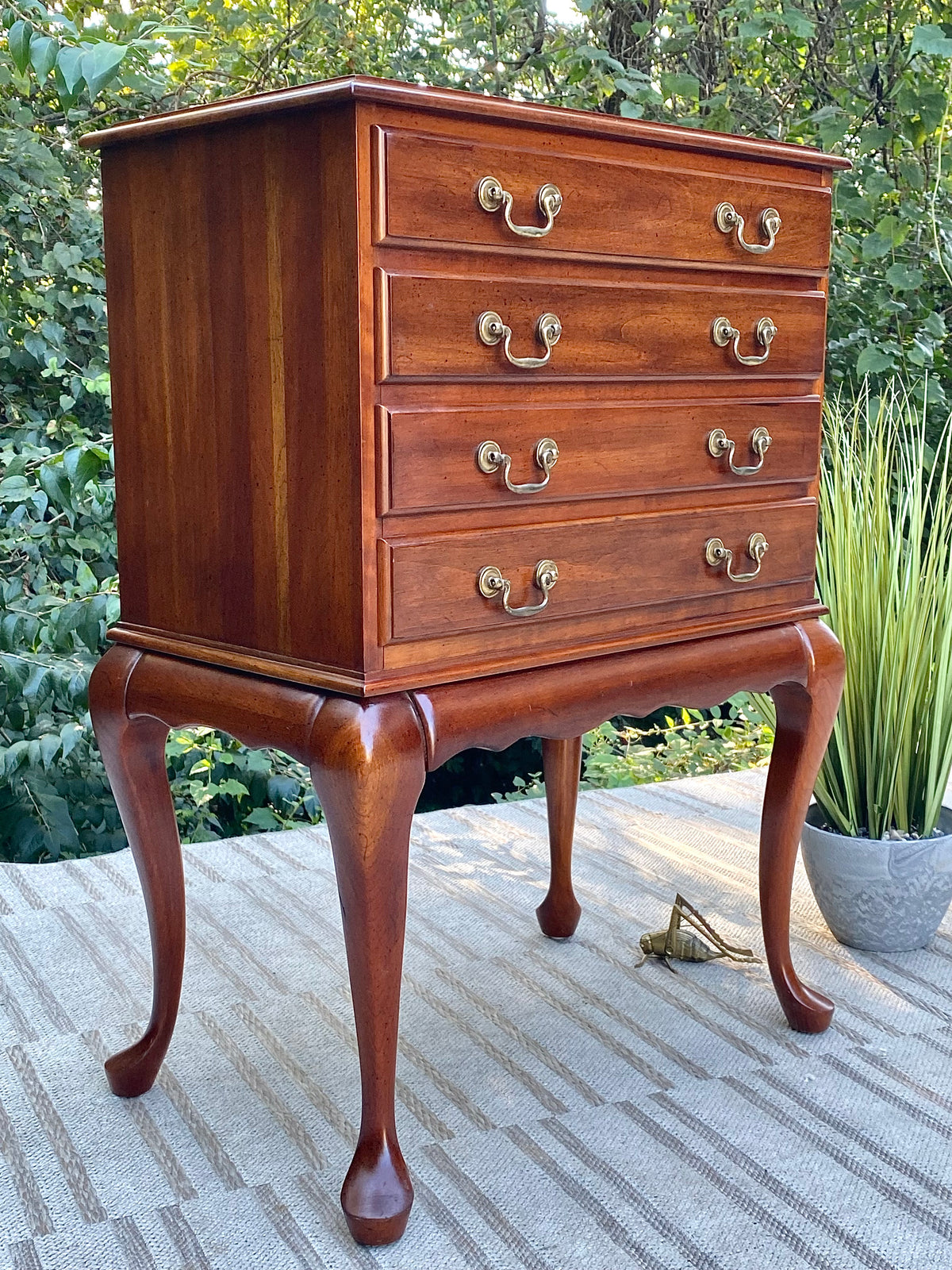 Vintage Queen Anne Style Cherry 4 Drawer Chest