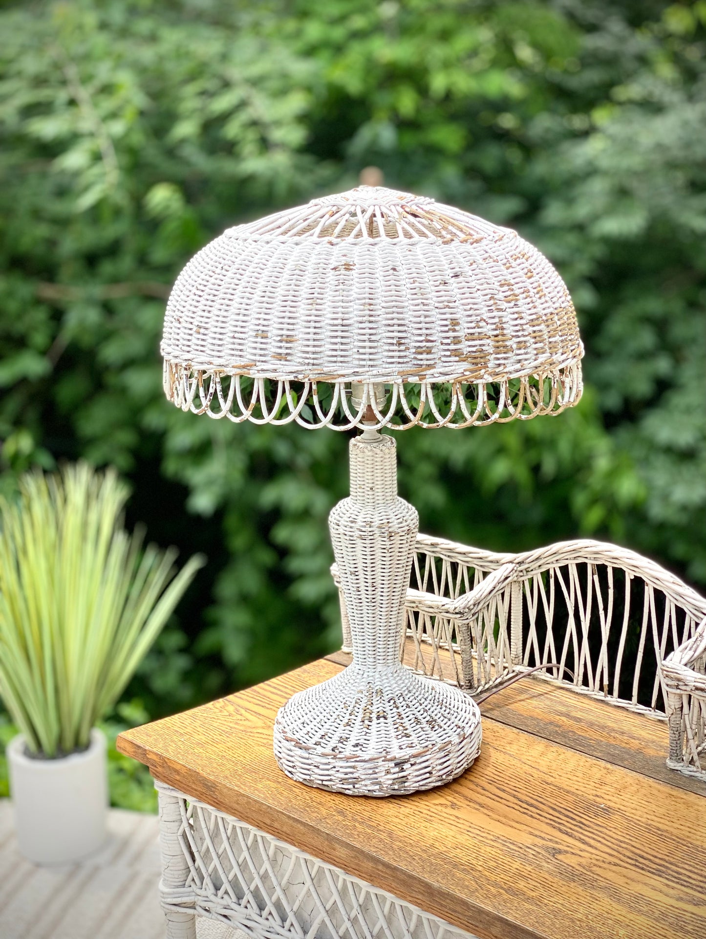 Vintage White Wicker Table Lamp