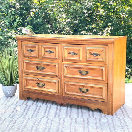 Nice Young-Hinkle Cape Cod 6 Drawer Dresser