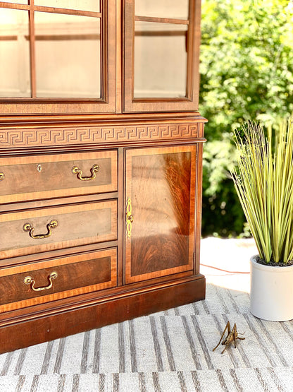 Beautiful Vintage Drexel Chippendale Hutch