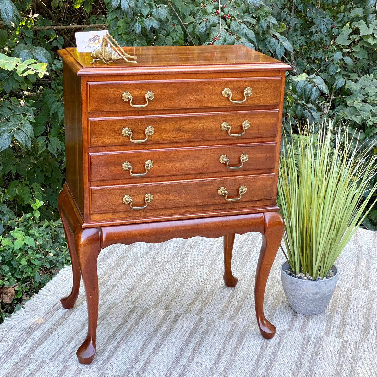 Vintage Queen Anne Style Cherry 4 Drawer Chest