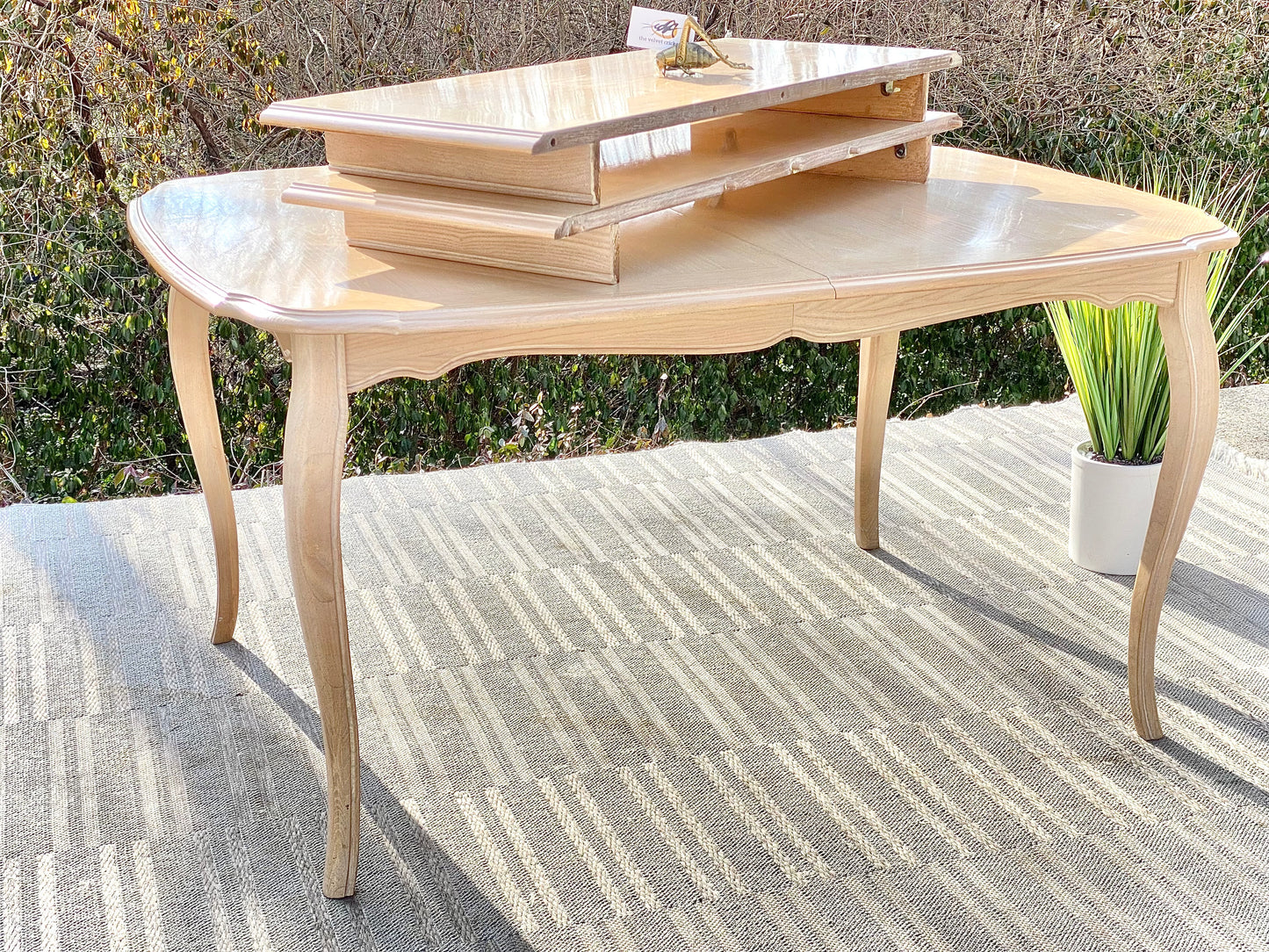 Nice Wooden Dining Table with 2 Leaves