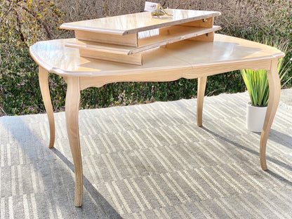 Nice Wooden Dining Table with 2 Leaves