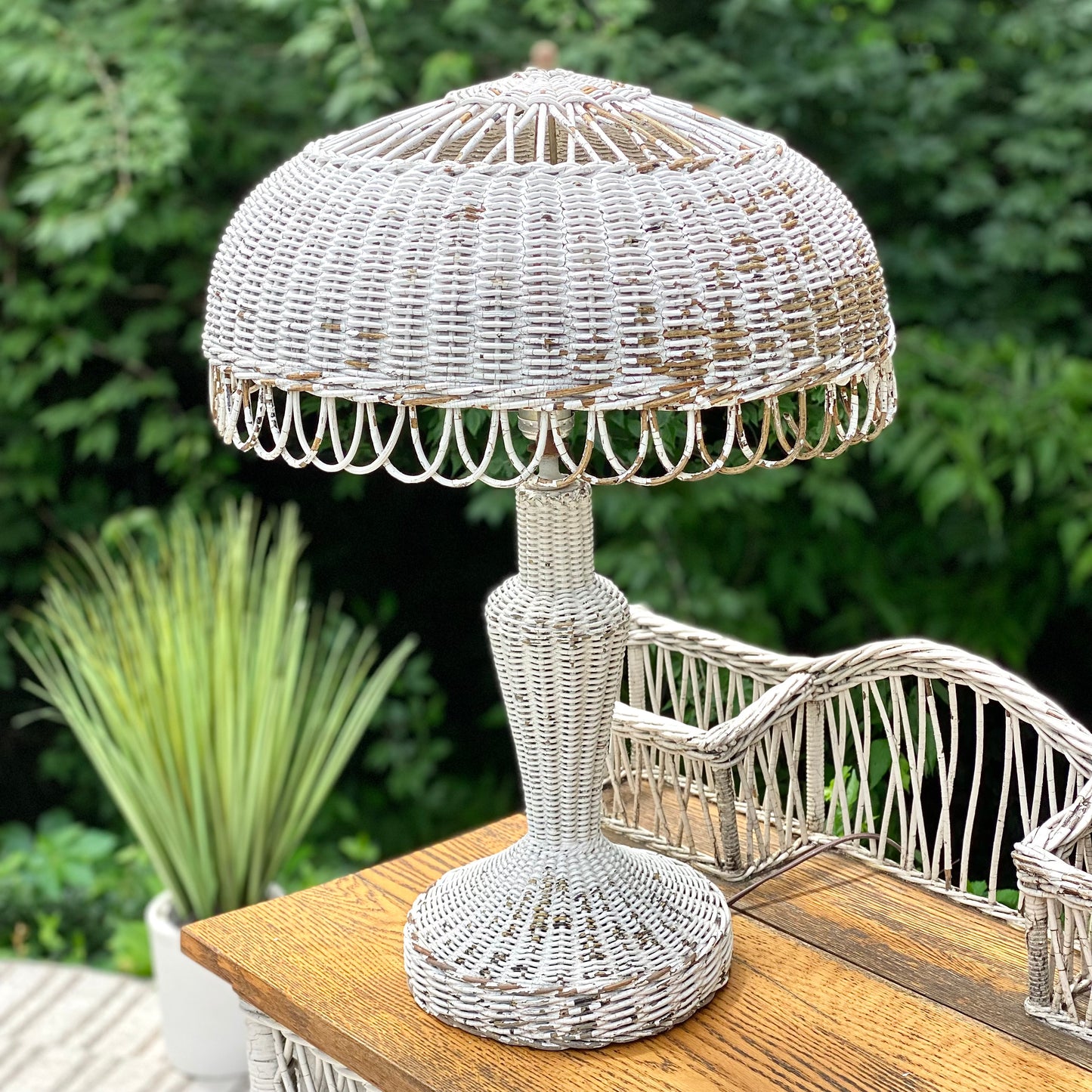 Vintage White Wicker Table Lamp