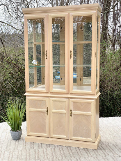 Nice Vintage 2 Piece Lighted Display Hutch