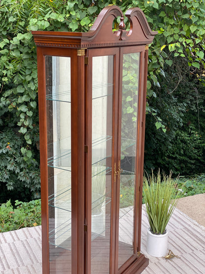 Nice Lighted 4 Shelf Display Cabinet