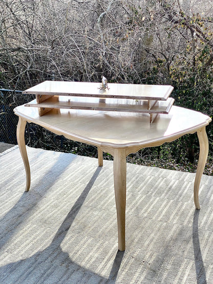 Nice Wooden Dining Table with 2 Leaves