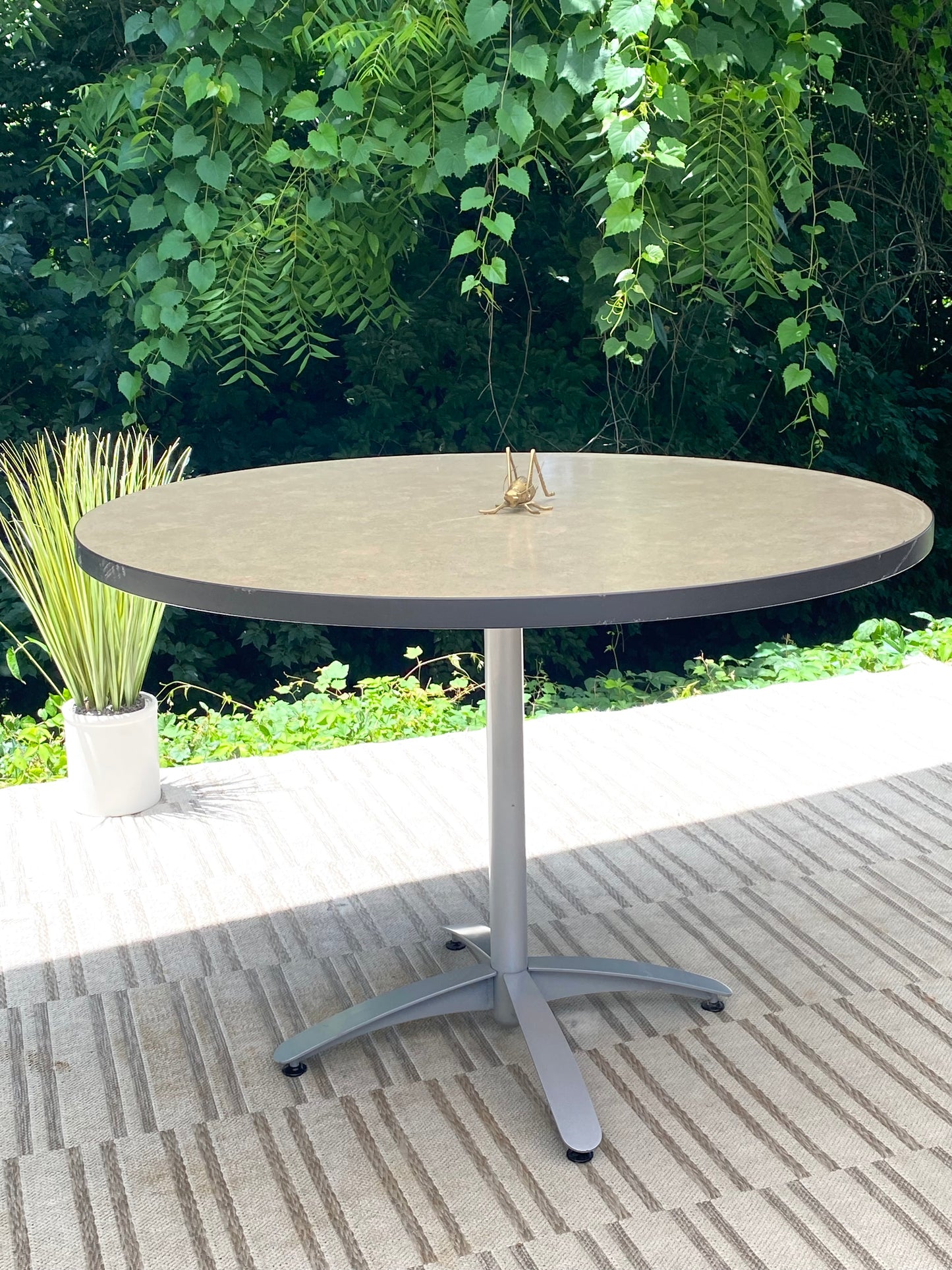 Nice Round Pedestal Table