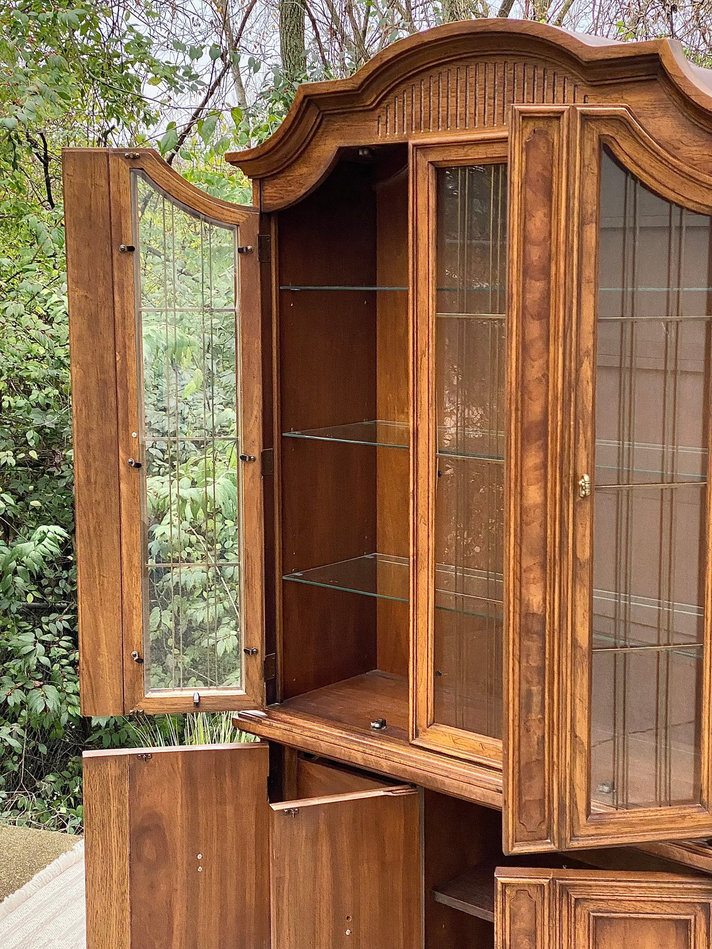 Gorgeous Vintage Wooden Drexel Hutch