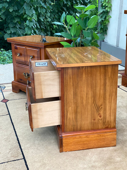 Vintage Pair of Broyhill Nightstands