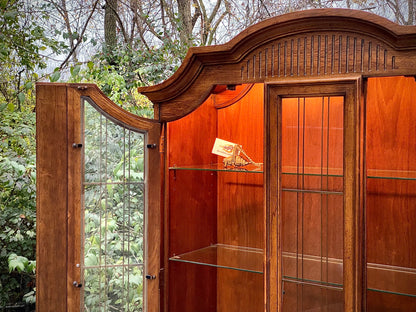 Gorgeous Vintage Wooden Drexel Hutch