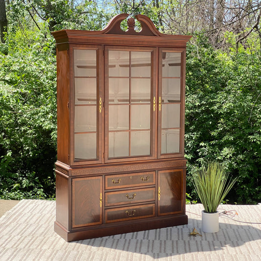 Beautiful Vintage Drexel Chippendale Hutch