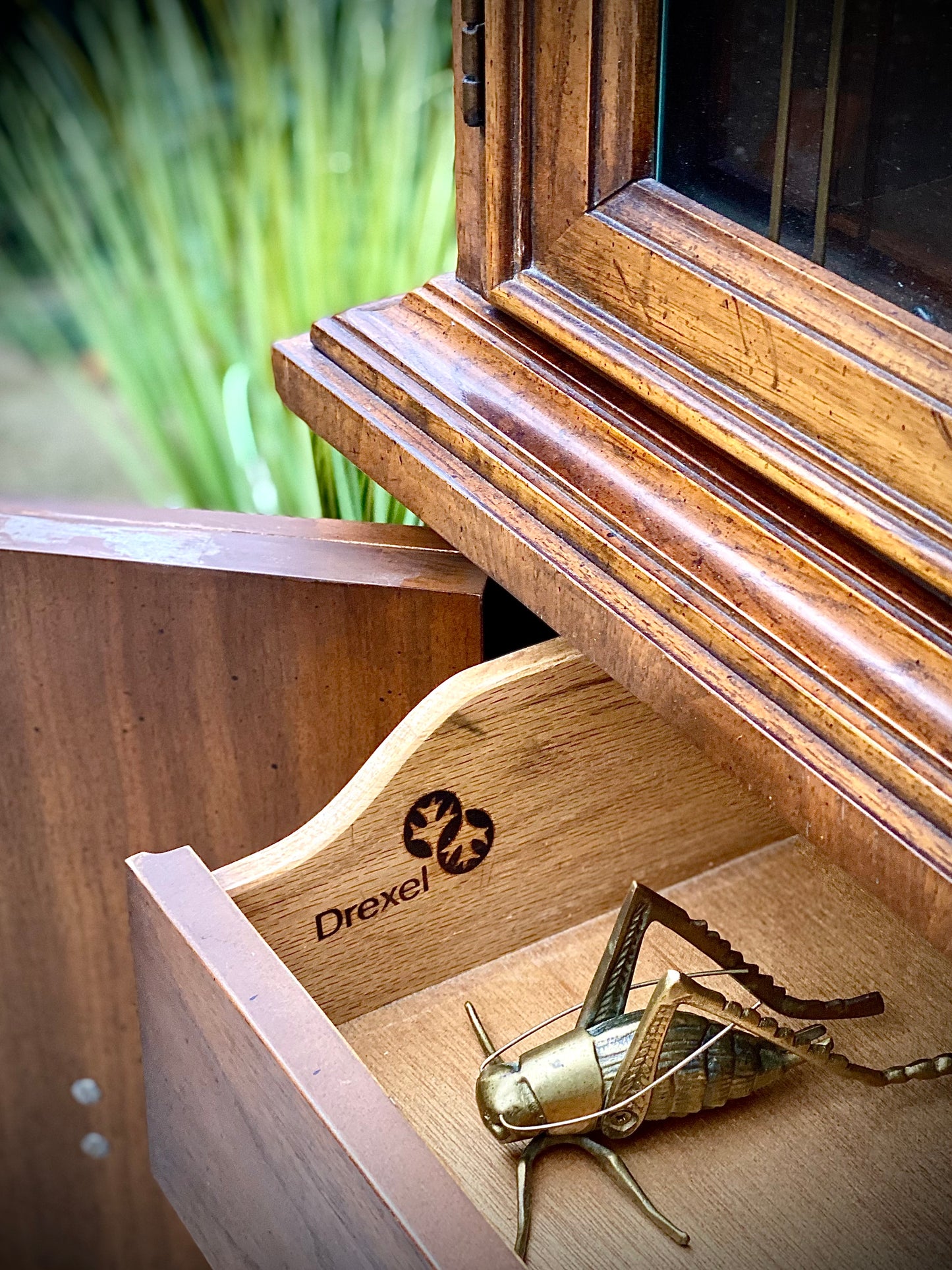Gorgeous Vintage Wooden Drexel Hutch