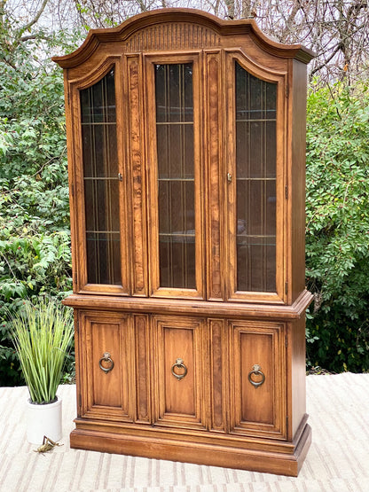 Gorgeous Vintage Wooden Drexel Hutch