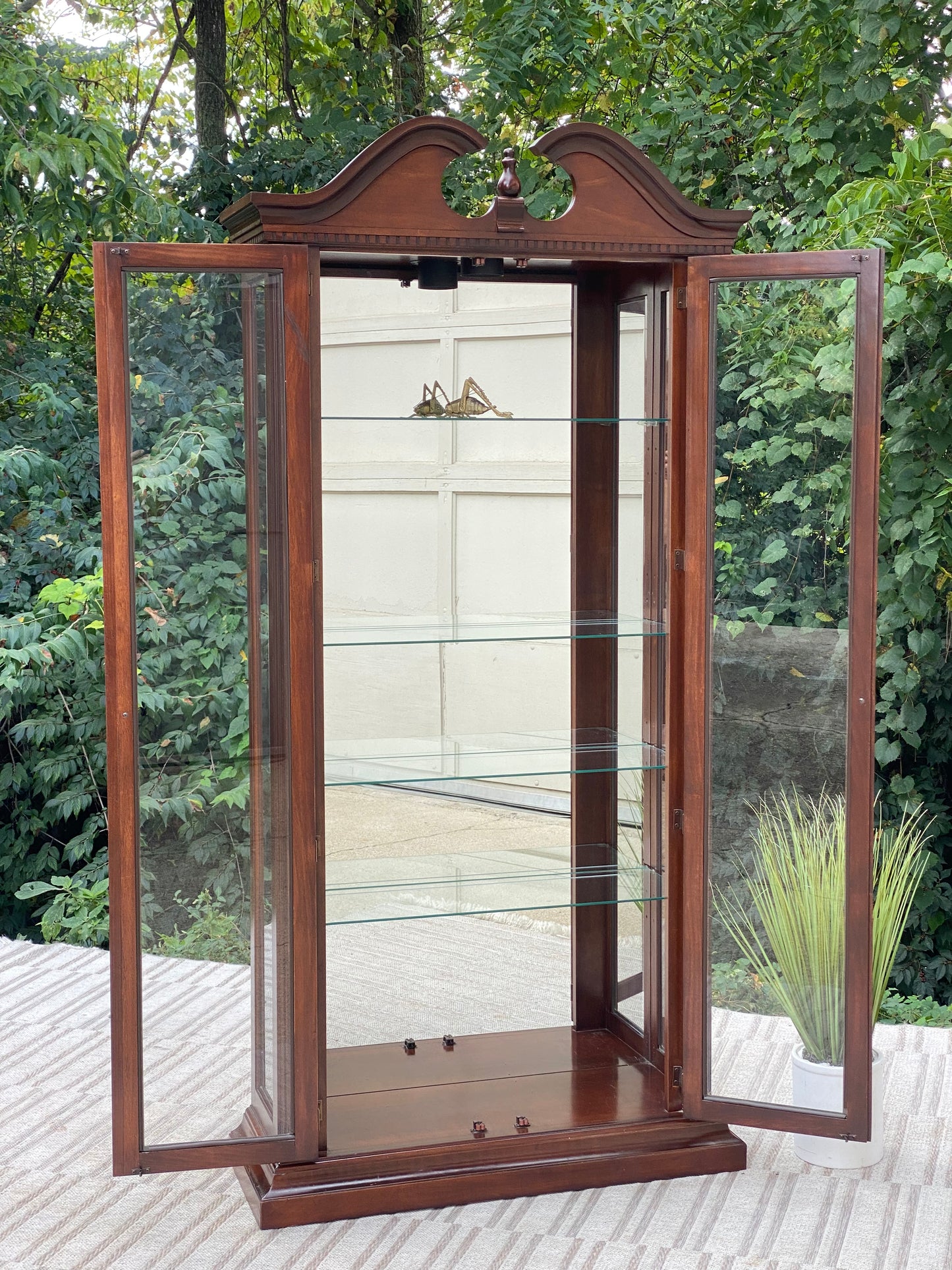 Nice Lighted 4 Shelf Display Cabinet