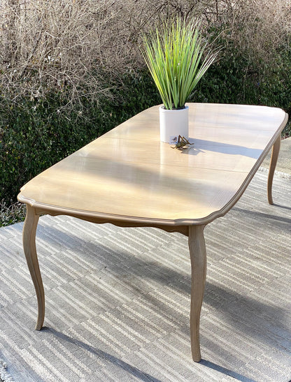 Nice Wooden Dining Table with 2 Leaves