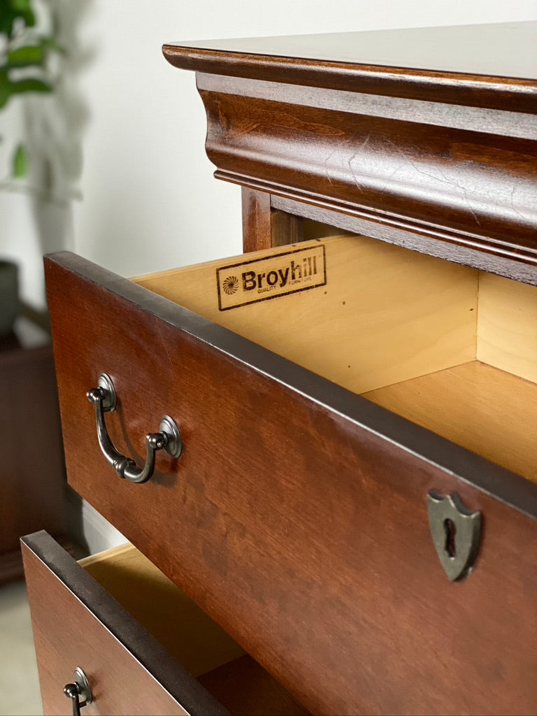 Modern Broyhill 5 Drawer Dresser