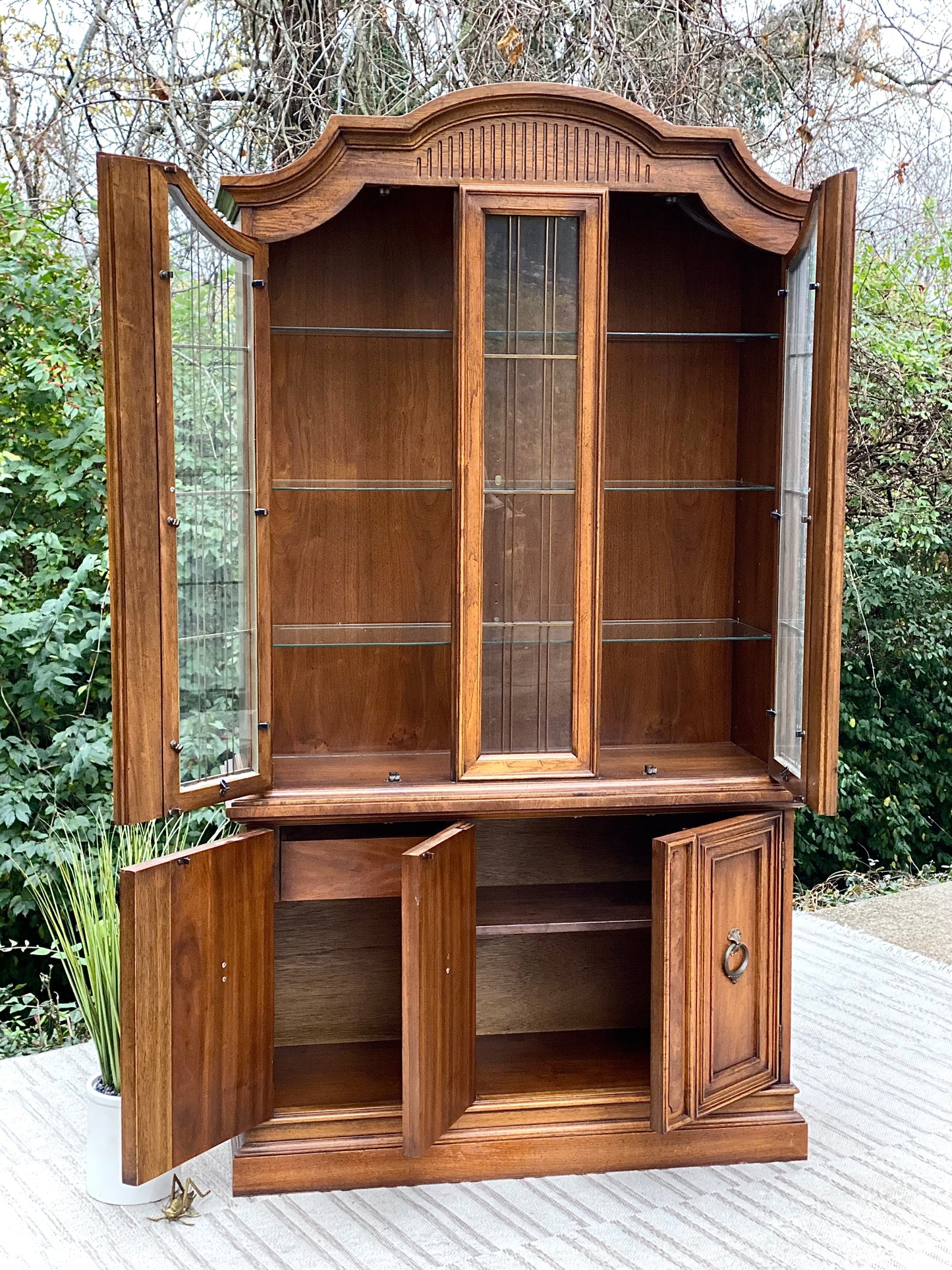 Gorgeous Vintage Wooden Drexel Hutch