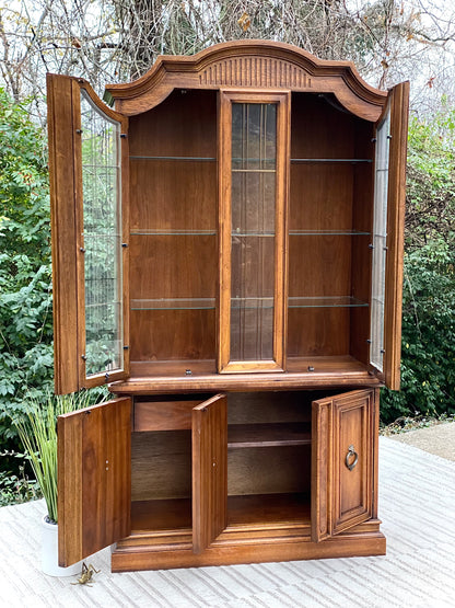 Gorgeous Vintage Wooden Drexel Hutch